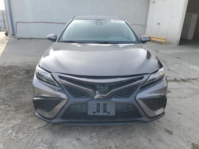 4T1G11AKXPU733558 - 2023 TOYOTA CAMRY SE NIGHT SHADE GRAY photo 5