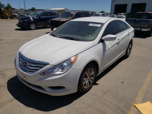 5NPEB4AC3DH571829 - 2013 HYUNDAI SONATA/GL/ GLS WHITE photo 2