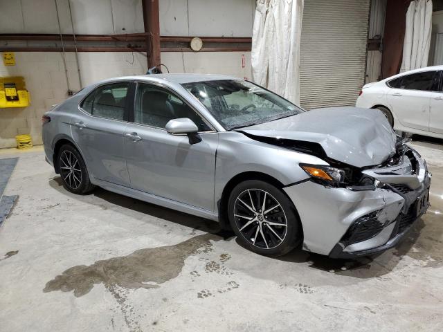 4T1G11BK7PU102197 - 2023 TOYOTA CAMRY SE NIGHT SHADE SILVER photo 4