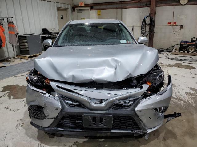 4T1G11BK7PU102197 - 2023 TOYOTA CAMRY SE NIGHT SHADE SILVER photo 5