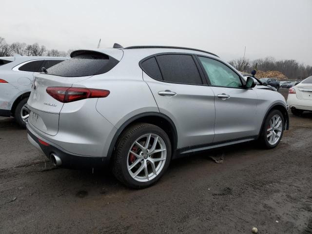 ZASFAKNN7J7B90368 - 2018 ALFA ROMEO STELVIO TI SPORT SILVER photo 3