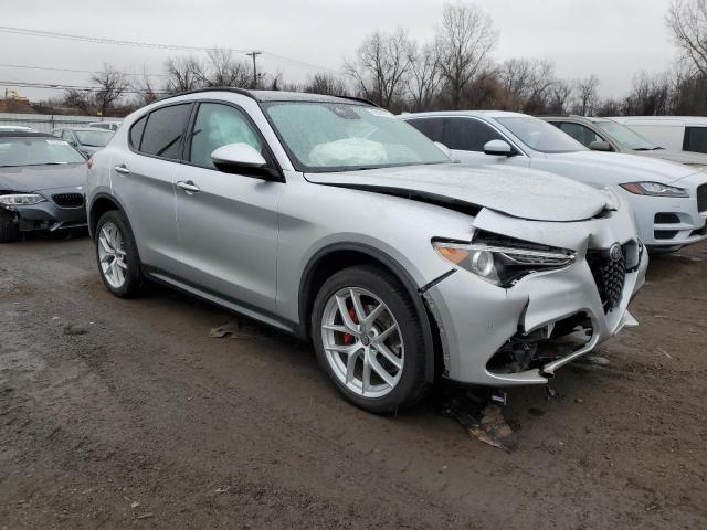 ZASFAKNN7J7B90368 - 2018 ALFA ROMEO STELVIO TI SPORT SILVER photo 4