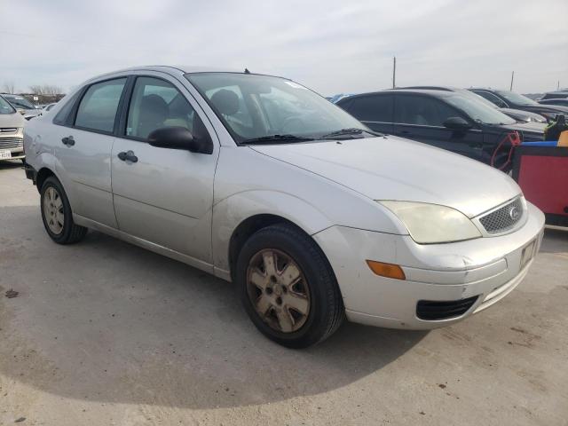 1FAFP34N56W230237 - 2006 FORD FOCUS ZX4 SILVER photo 4