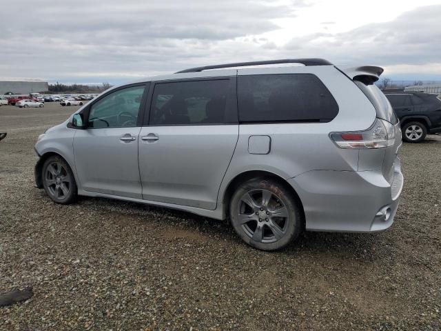 5TDXZ3DC3HS772995 - 2017 TOYOTA SIENNA SE SILVER photo 2