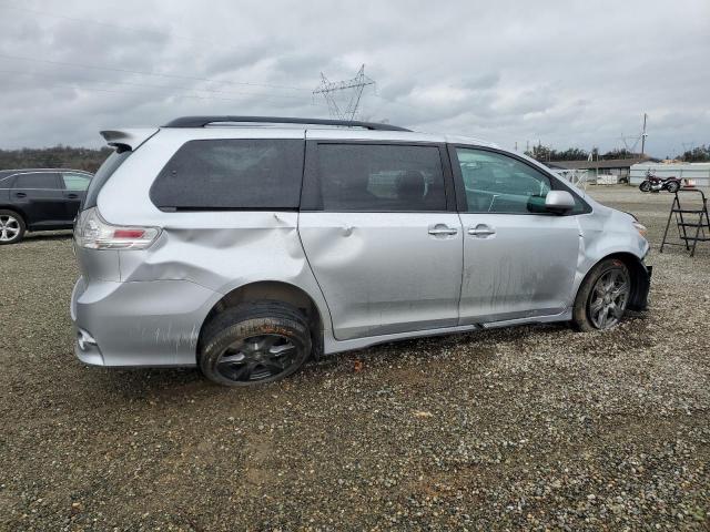 5TDXZ3DC3HS772995 - 2017 TOYOTA SIENNA SE SILVER photo 3