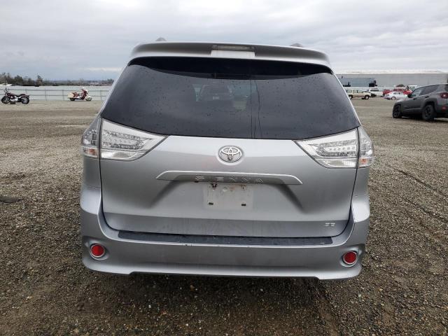 5TDXZ3DC3HS772995 - 2017 TOYOTA SIENNA SE SILVER photo 6