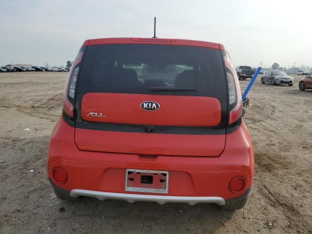 KNDJP3A51J7530742 - 2018 KIA SOUL + RED photo 6