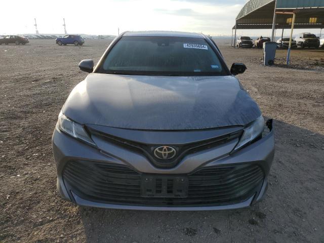 4T1B11HK4JU151303 - 2018 TOYOTA CAMRY L GRAY photo 5