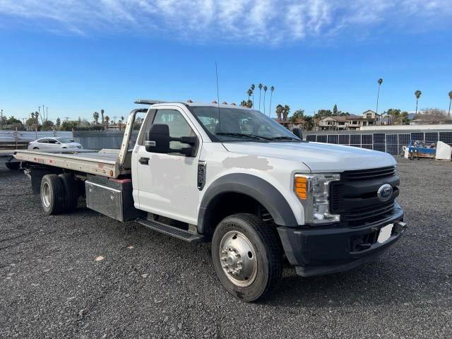 1FDUF4GT8HEE27556 - 2017 FORD F450 SUPER WHITE photo 1