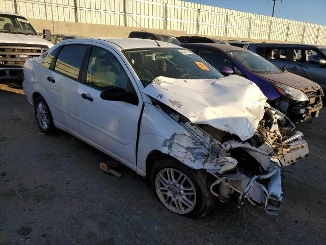 1FAFP34N35W270668 - 2005 FORD FOCUS ZX4 WHITE photo 4