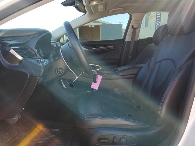 1G4ZP5SS0HU201587 - 2017 BUICK LACROSSE ESSENCE თეთრი ფოტო 7