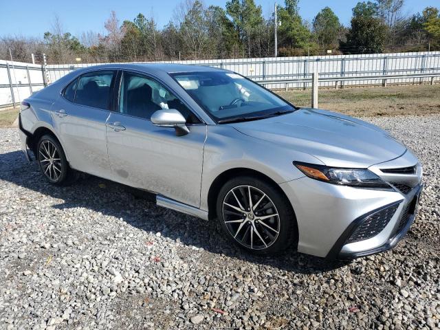 4T1G11AK5NU706121 - 2022 TOYOTA CAMRY SE SILVER photo 4