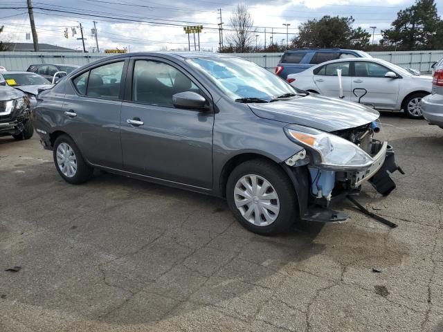 3N1CN7AP5JL858588 - 2018 NISSAN VERSA S CHARCOAL photo 4