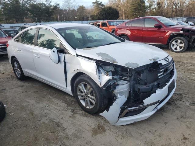 5NPE24AF0FH044389 - 2015 HYUNDAI SONATA SE WHITE photo 4