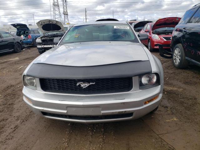 1ZVHT80N695118376 - 2009 FORD MUSTANG SILVER photo 5