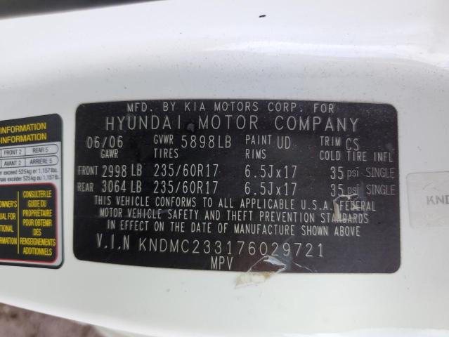 KNDMC233176029721 - 2007 HYUNDAI ENTOURAGE GLS WHITE photo 13