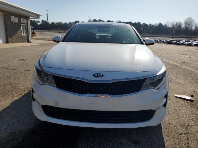 KNAGT4L31J5213916 - 2018 KIA OPTIMA LX WHITE photo 5