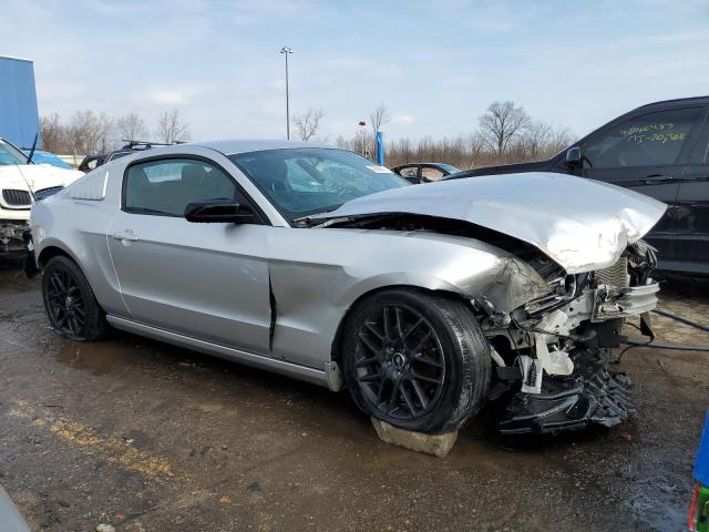 1ZVBP8AM8E5271349 - 2014 FORD MUSTANG SILVER photo 4