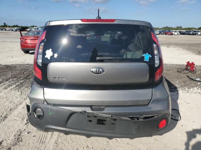 KNDJN2A21H7498536 - 2017 KIA SOUL GRAY photo 6