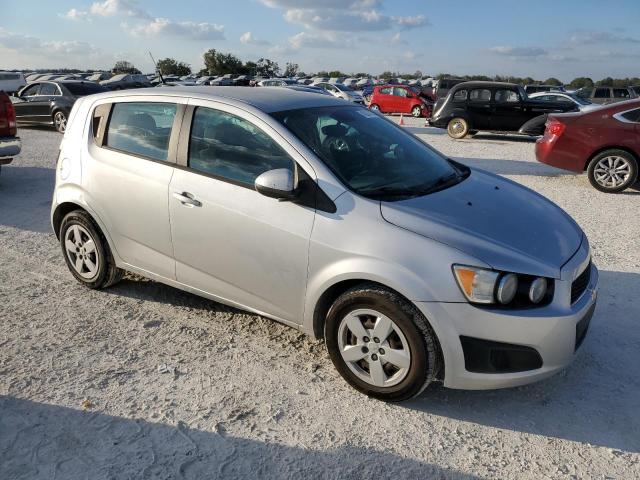 1G1JA6SH4D4174023 - 2013 CHEVROLET SONIC LS ვერცხლისფერი ფოტო 4