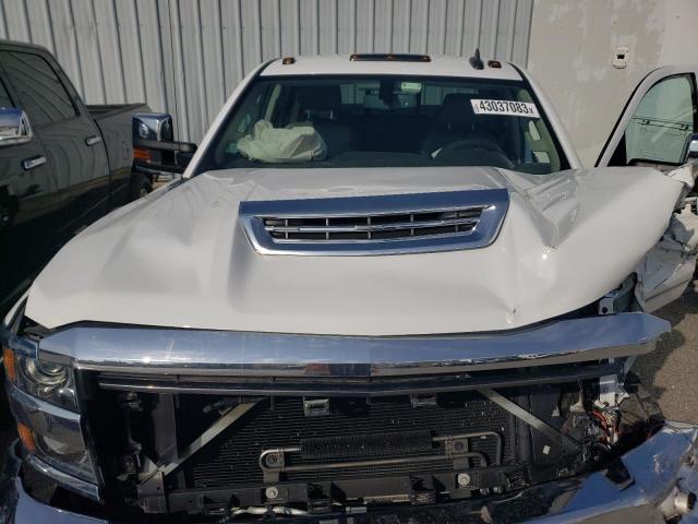 1GC4K0CY0JF140383 - 2018 CHEVROLET SILVERADO K3500 LTZ WHITE photo 11