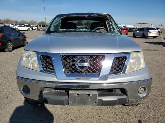 1N6AD07UX9C410556 - 2009 NISSAN FRONTIER CREW CAB SE SILVER photo 5