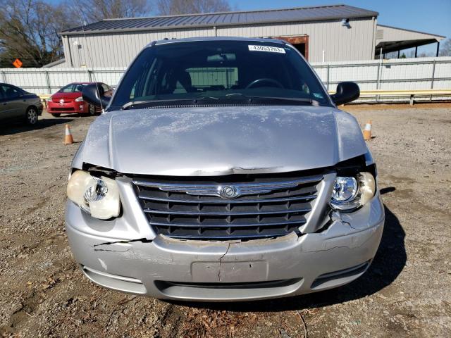 2C4GP54LX5R157320 - 2005 CHRYSLER TOWN & COU TOURING ვერცხლისფერი ფოტო 5