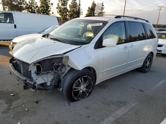 5TDZA22C55S311032 - 2005 TOYOTA SIENNA XLE WHITE photo 1