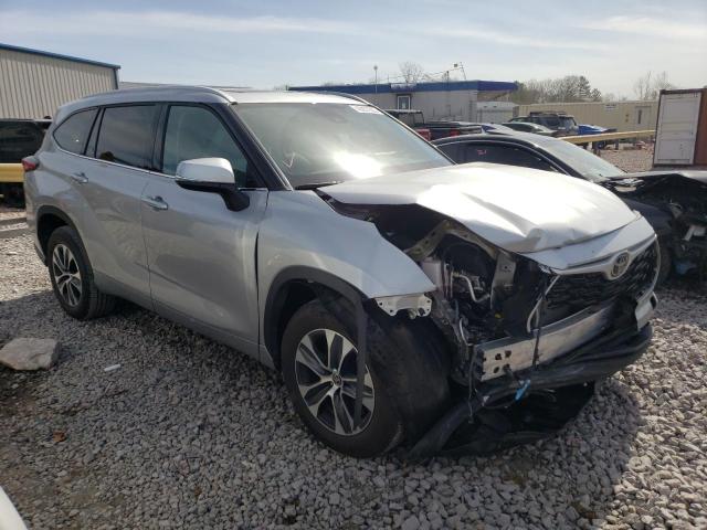 5TDGZRAHXNS124259 - 2022 TOYOTA HIGHLANDER XLE 银色 照片 4