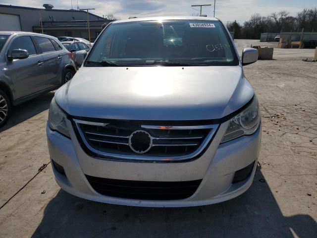 2C4RVABGXCR120410 - 2012 VOLKSWAGEN ROUTAN SE SILVER photo 5