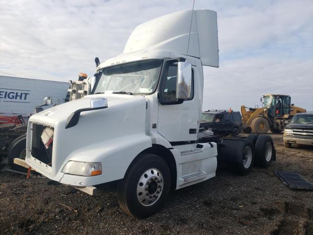 4V4M99DG3GN931628 - 2016 VOLVO VN VNM WHITE photo 2