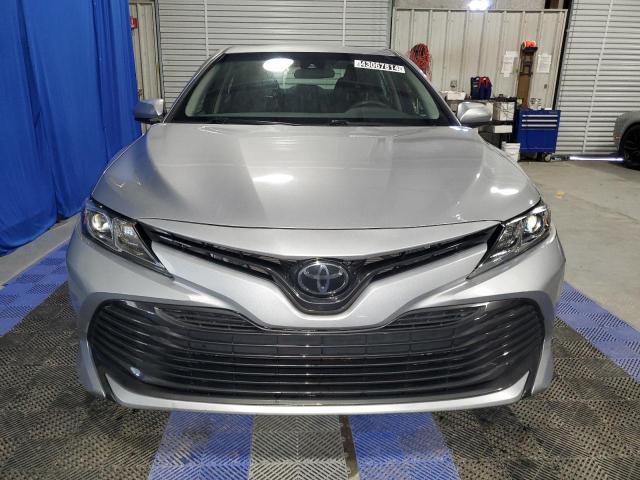 4T1B11HKXJU147398 - 2018 TOYOTA CAMRY L SILVER photo 5