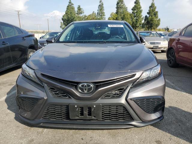 4T1G11AK2NU061993 - 2022 TOYOTA CAMRY SE SILVER photo 5