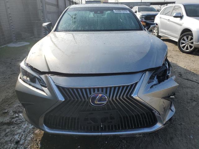 58AB21B1XKU001574 - 2019 LEXUS ES 300H SILVER photo 5