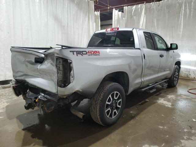 5TFUY5F14JX722796 - 2018 TOYOTA TUNDRA DOUBLE CAB SR/SR5 SILVER photo 3