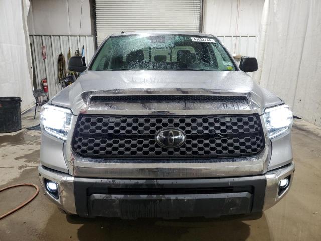 5TFUY5F14JX722796 - 2018 TOYOTA TUNDRA DOUBLE CAB SR/SR5 SILVER photo 5