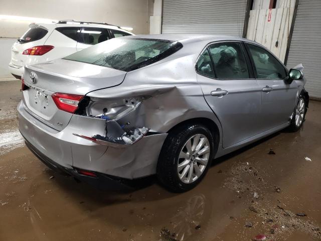 4T1B11HK0JU552914 - 2018 TOYOTA CAMRY L SILVER photo 3