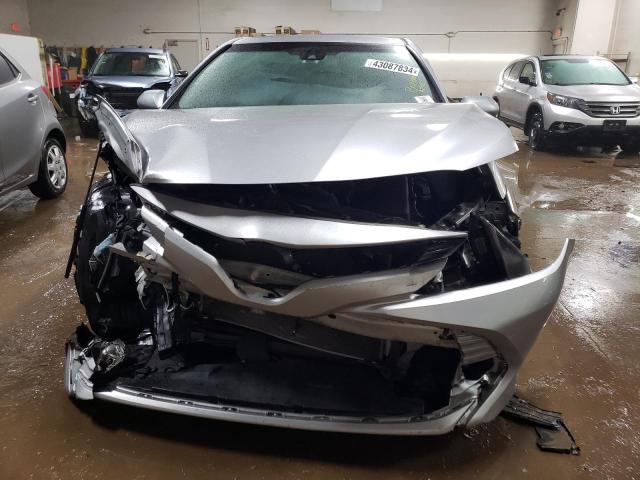 4T1B11HK0JU552914 - 2018 TOYOTA CAMRY L SILVER photo 5