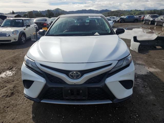 4T1BZ1HK0KU023215 - 2019 TOYOTA CAMRY XSE WHITE photo 5