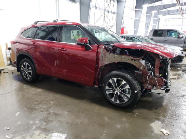 5TDGZRBH6NS590074 - 2022 TOYOTA HIGHLANDER XLE RED photo 4