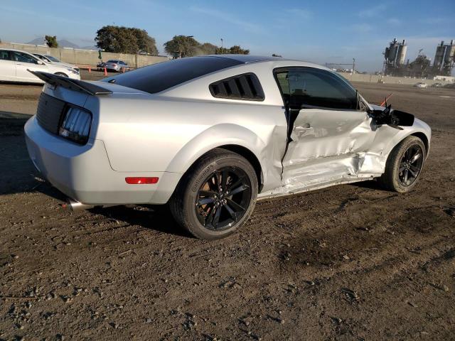 1ZVFT80N555130763 - 2005 FORD MUSTANG SILVER photo 3