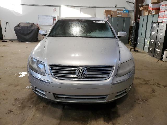 WVWAF63D848008357 - 2004 VOLKSWAGEN PHAETON 4.2 SILVER photo 5