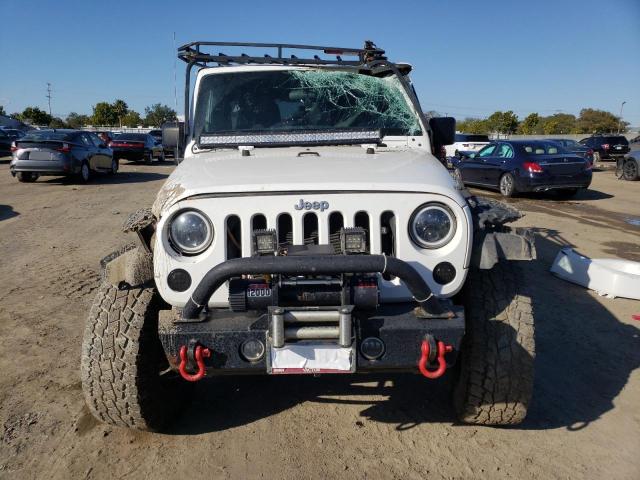 1C4HJWEGXCL169325 - 2012 JEEP WRANGLER U SAHARA WHITE photo 5