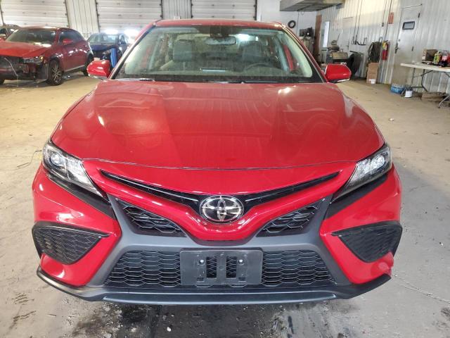 4T1T11BK7RU110494 - 2024 TOYOTA CAMRY SE NIGHT SHADE RED photo 5
