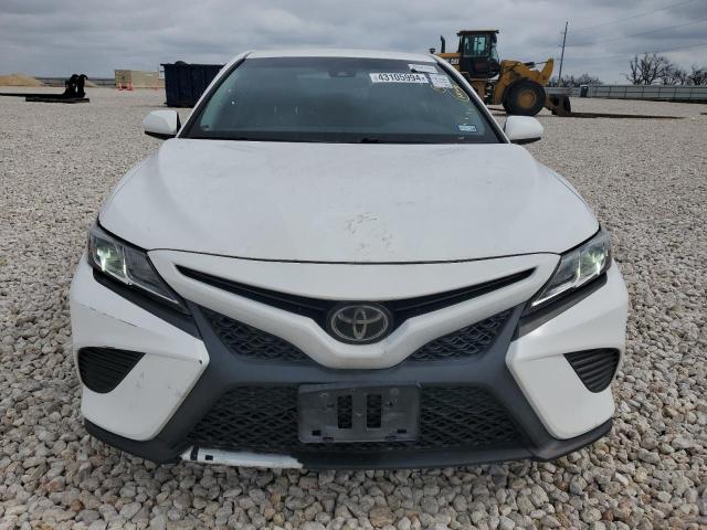 4T1B11HK4JU592445 - 2018 TOYOTA CAMRY L WHITE photo 5