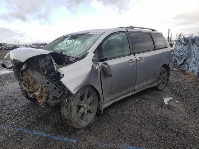 5TDXZ3DC8HS828848 - 2017 TOYOTA SIENNA SE SILVER photo 1