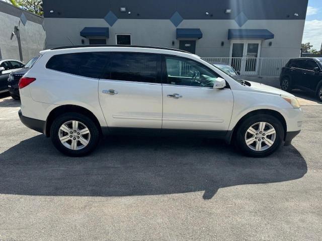 1GNKRGED4BJ142293 - 2011 CHEVROLET TRAVERSE LT WHITE photo 14