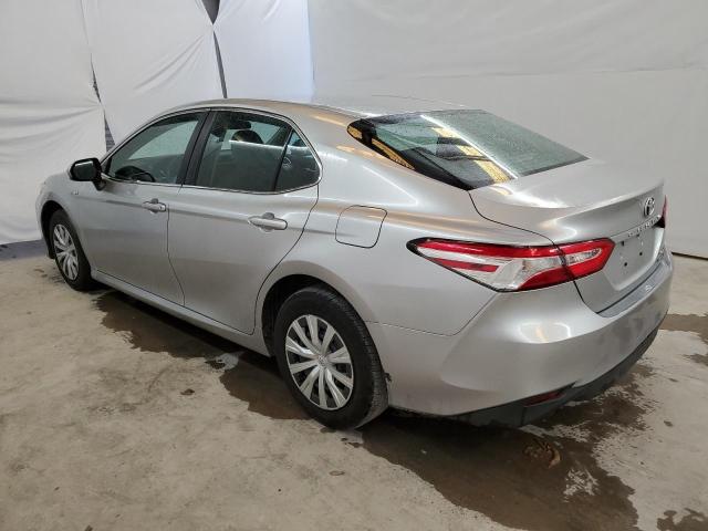 4T1B31HK6JU002255 - 2018 TOYOTA CAMRY LE SILVER photo 2