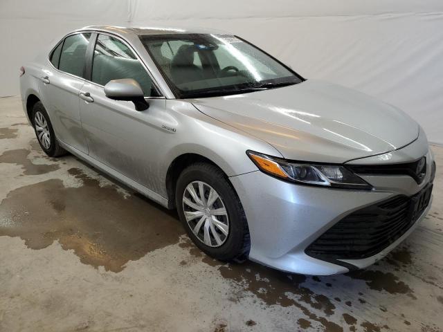 4T1B31HK6JU002255 - 2018 TOYOTA CAMRY LE SILVER photo 4