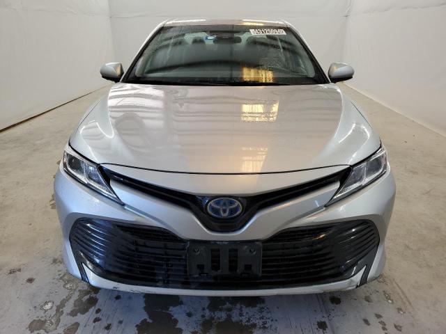 4T1B31HK6JU002255 - 2018 TOYOTA CAMRY LE SILVER photo 5